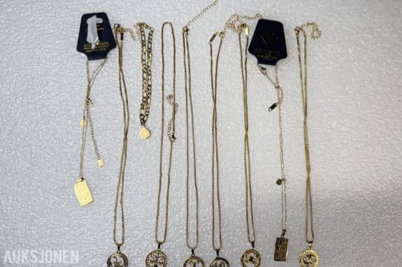 Ca 450 stk halskjeder og armbånd i ulike utførelser