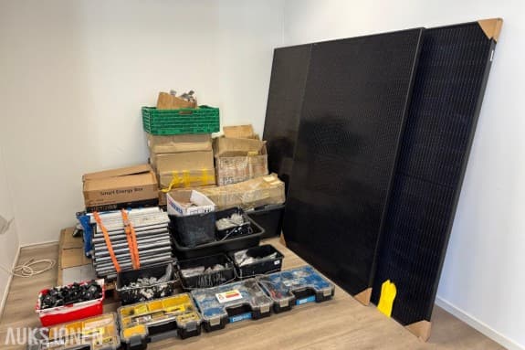 STORT PARTI SOLCELLEUTSTYR – 7 STK 410W SOLCELLEPANELER / GROWATT / FESTEMATERIELL / KABLER / VERKT
