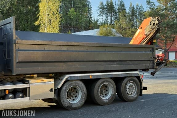 2013 CMT dumperkasse med Palfinger PK 16502 Performance kran – radiostyring – Smedab Krankonsoll