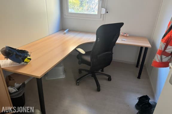 Kontorpulter, kantinebord og kantinestoler - 11 kontorpulter (1 hev/senk), 8 kantinebord og 20 kantinestoler