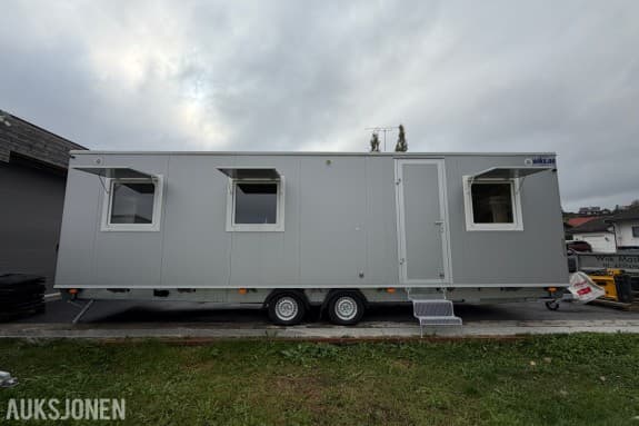 WIKS brakkevogn på toakslet chassis - Kjøkken - Bad med dusj - 2 soverom med Køyesenger - Totalvekt 2 700 kg