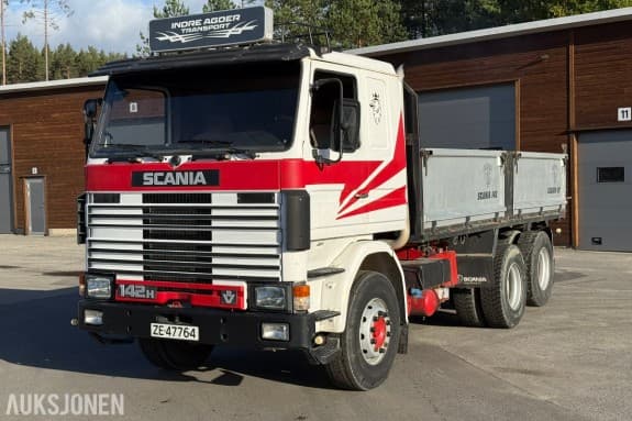 1984 Scania R142H V8 6x2 tippbil –Zetterbergs påbygg m / 1070 kranhylser