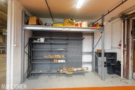 Industrireol ca. 3,6 x 1,0 x 3,0 m med verktøypanel, hyller, kroker og diverse innhold