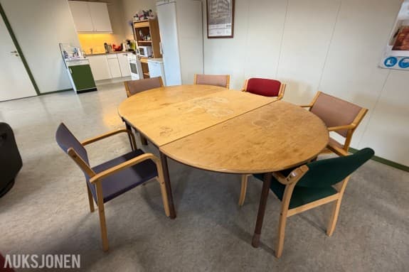 Uttrekkbart bord med ileggsplate og 6 stoler