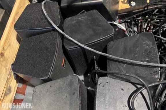 2012 JBL høytalere/ NEC MultiSync v321 monitorer.