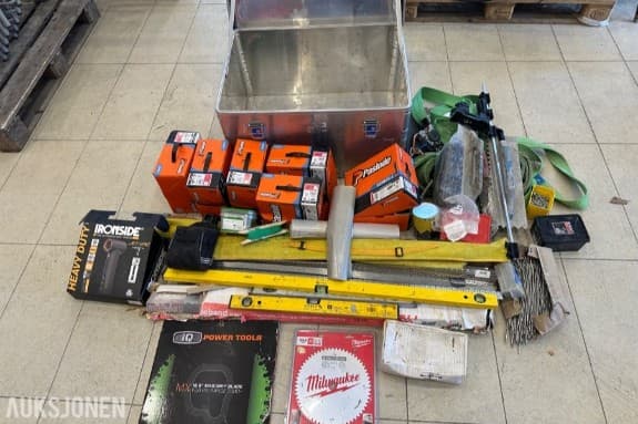 Verktøy og utstyrsparti med Paslode spiker, Milwaukee sagblad, vater og aluminiumskasse