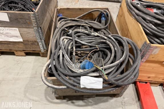Mennekes skjøtekabler - Blå CEE-kontakter - 200–250 V - Svart kabelkappe - Flere kabler