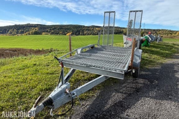 2019 Tredal T-30-M maskinhenger, 3000 kg totalvekt, kjørebruer og boggi