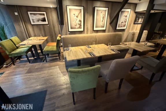 Restaurantbord og spisestoler - Bordplater i eik - Sort søylefot - Stoler i grå og grønn velur - Brune stoler