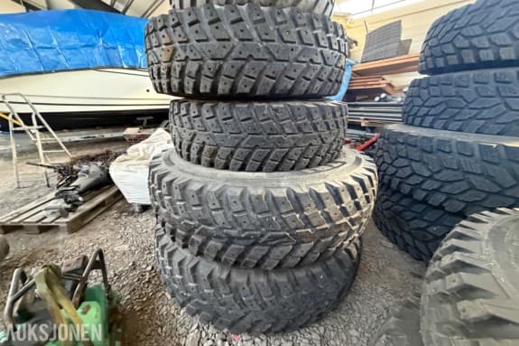 4 stk piggdekk Nokian TRI 2 - 480/80/38 bak og 400/80/28 foran