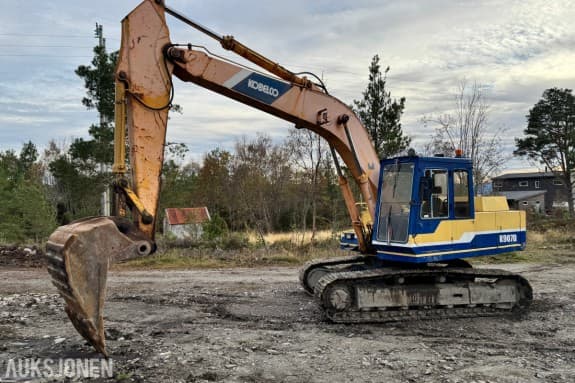 1886 Kobelco K907D med lang stikke - 20 tonns gravemaskin - 1 Graveskuffe / tannskuffe - Nyere belter, kjeder og sprockethjul
