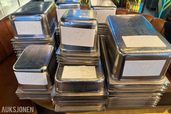 Stort parti gastronormbeholdere i rustfritt stål , GN-bakker i ulike størrelser