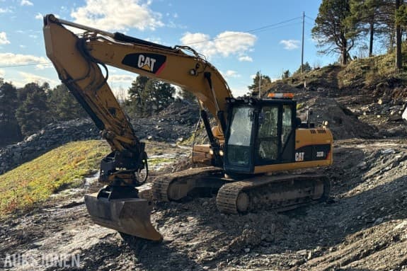 2010 Caterpillar 323D L Beltegraver, ca. 8 496 t, Rototilt, Scanlaser, planeringsskuffe