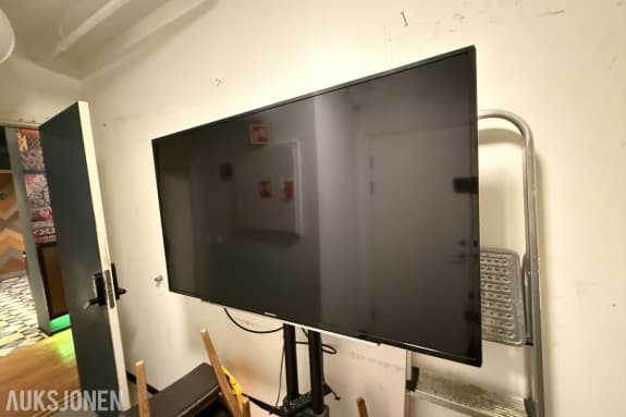 Grundig flatskjerm-TV med gulvstativ