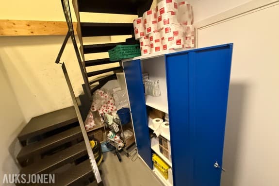 Større parti toalettpapir, tørkepapir, såpe og rengjøringsartikler