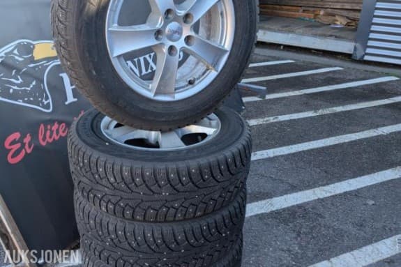 Dezent felgsett 5x114,3 med 215/65-16 Nokian piggdekk *Ingen minstepris*
