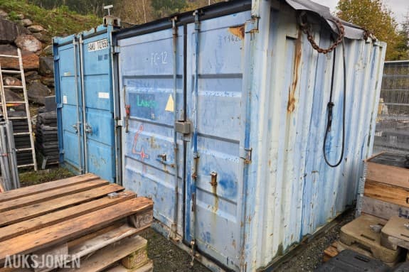 2 stk 10 fots containere selges samlet med innhold