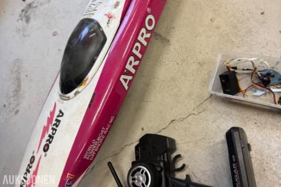 ARPRO radiostyrt racingbåt med fjernkontroll, batterier og tilbehør usikker
