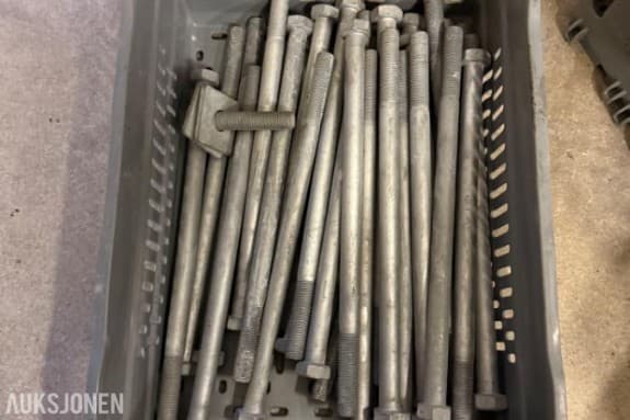 31 stk kraftige M16 x 300 mm bolter og en mengde firkantskiver (Varmgalvanisert) ukjent