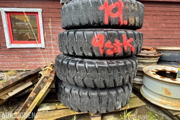 9 stk dekk på felg til hjulgravemaskin - Stått på CAT 313 - 10.00-20