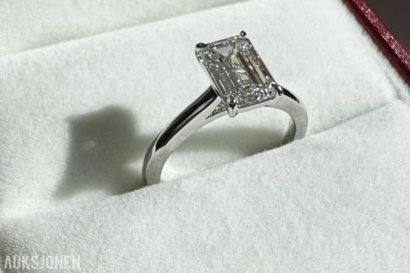 Egendesignet Cathedral style Ring 2,07 Carat Emerald Cut Diamantring (D / VVS2) – IGI-Sertifisert