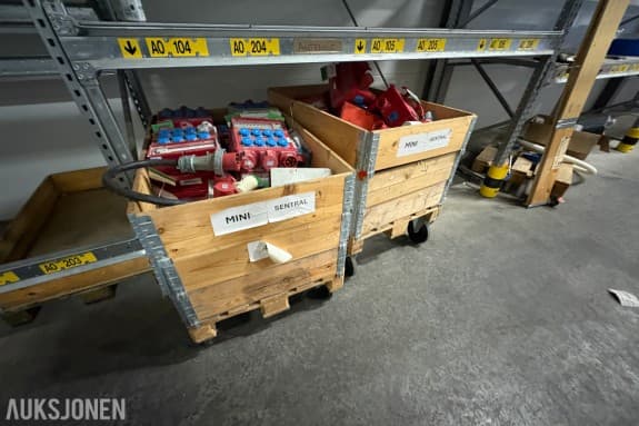 Parti med Mini sentraler, diverse strøm-/fordelingssentraler og øvrige elektriske komponenter.