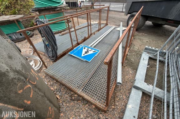 2 stk Gangbruer til anleggsbruk 4 meter - to like bruer - galvanisert ristdekke - rekkverk på begge sider