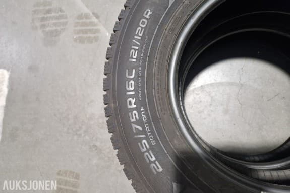 2 stk vinterdekk 225/75 R 16 C - lastindeks 121/120R - ett dekk med pigger og ett uten