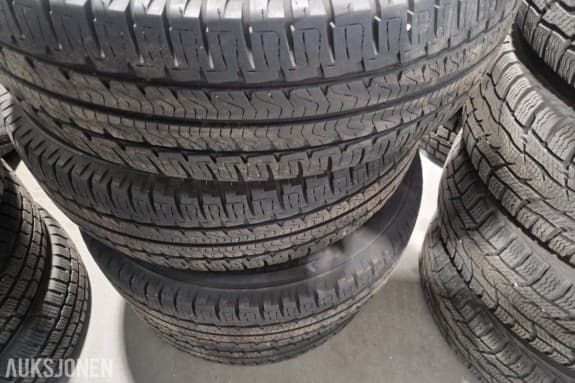 FIAT alufelger 6J x 16 med Michelin 225/75 R16 CP - 116Q - Sort og polert design - Fem bolthull