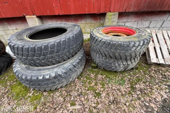 2008 Nokian TRI2, 400/80R28, piggdekk fram og bak, med felg til framhjul