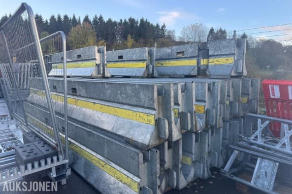 SafePass Road Barrier trafikkbarrierer -- 13 stk 5 m, 1 stk 2 m og 2 vinkelelementer