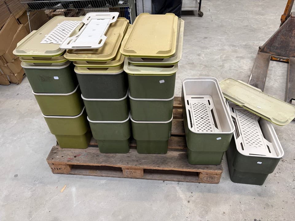 11 pcs. Simple dust plastic boxes with lids & cooling elements