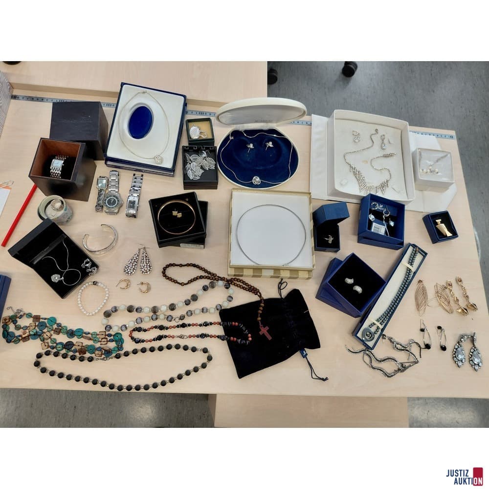 Various fashion jewellery etc.