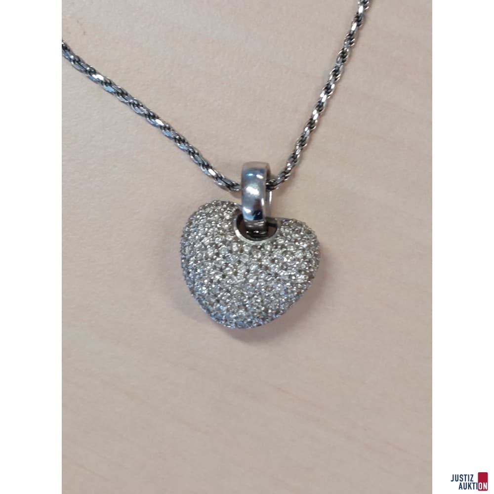 White gold necklace with heart pendant with white gemstone