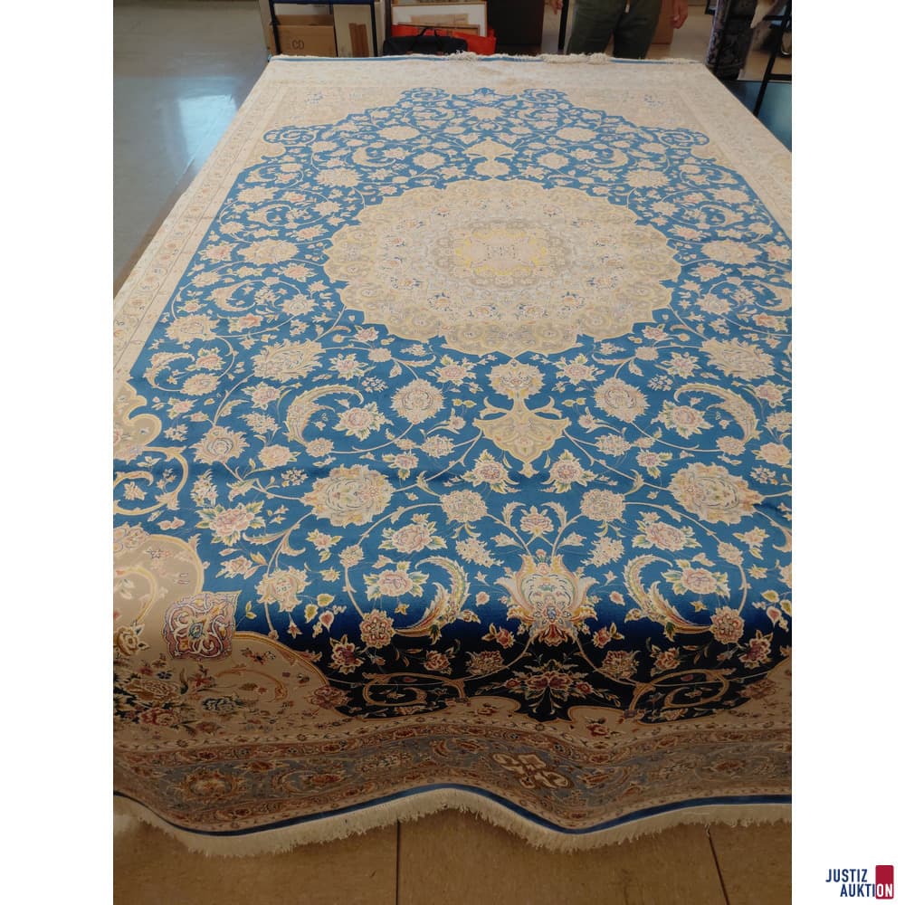 Machine carpet made of viscose