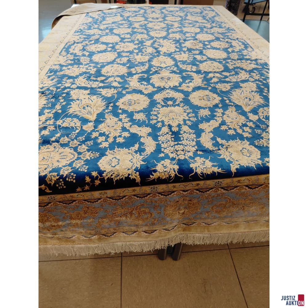 Machine carpet made of viscose