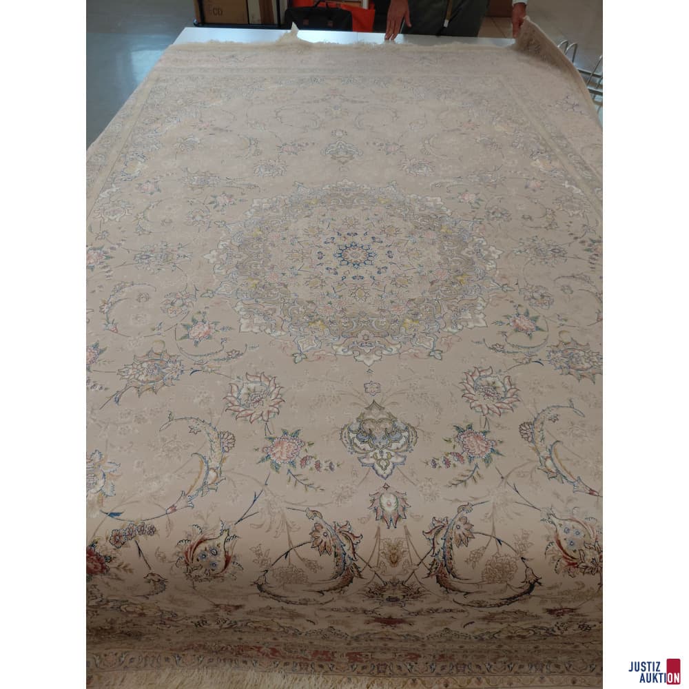 Machine carpet made of viscose