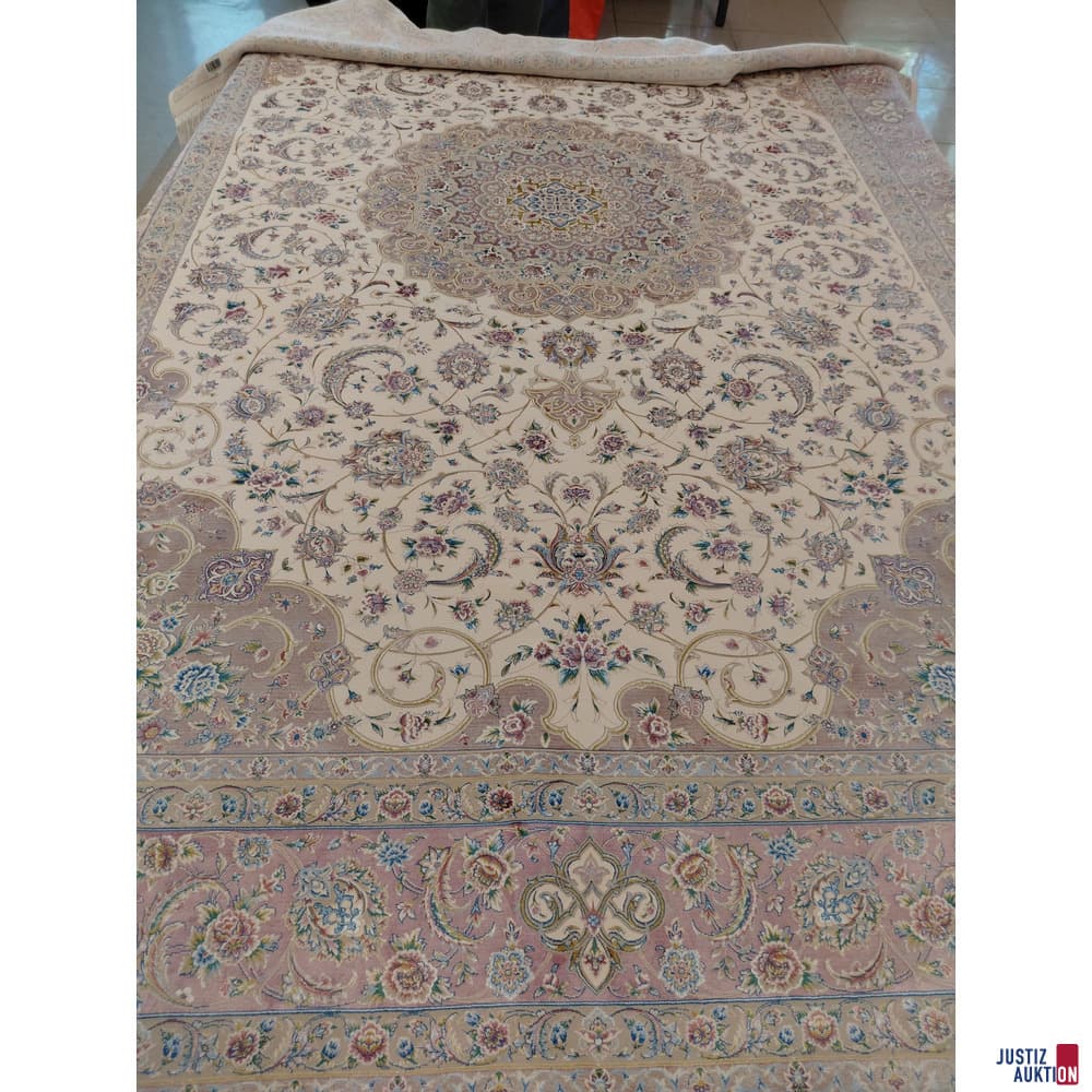 Machine carpet made of viscose