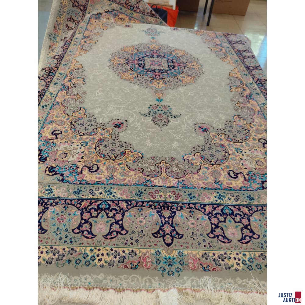 Machine carpet made of viscose