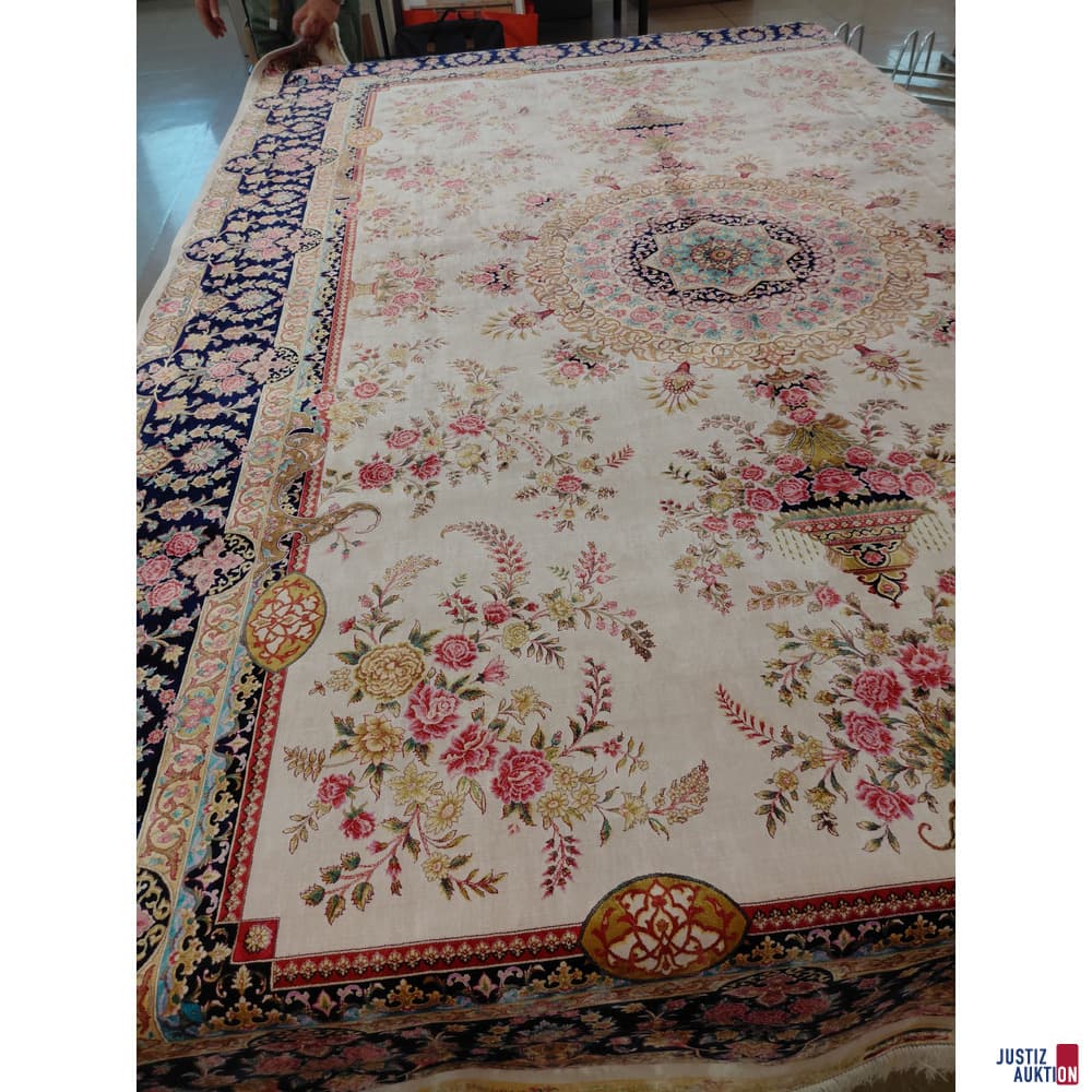 Machine carpet made of viscose