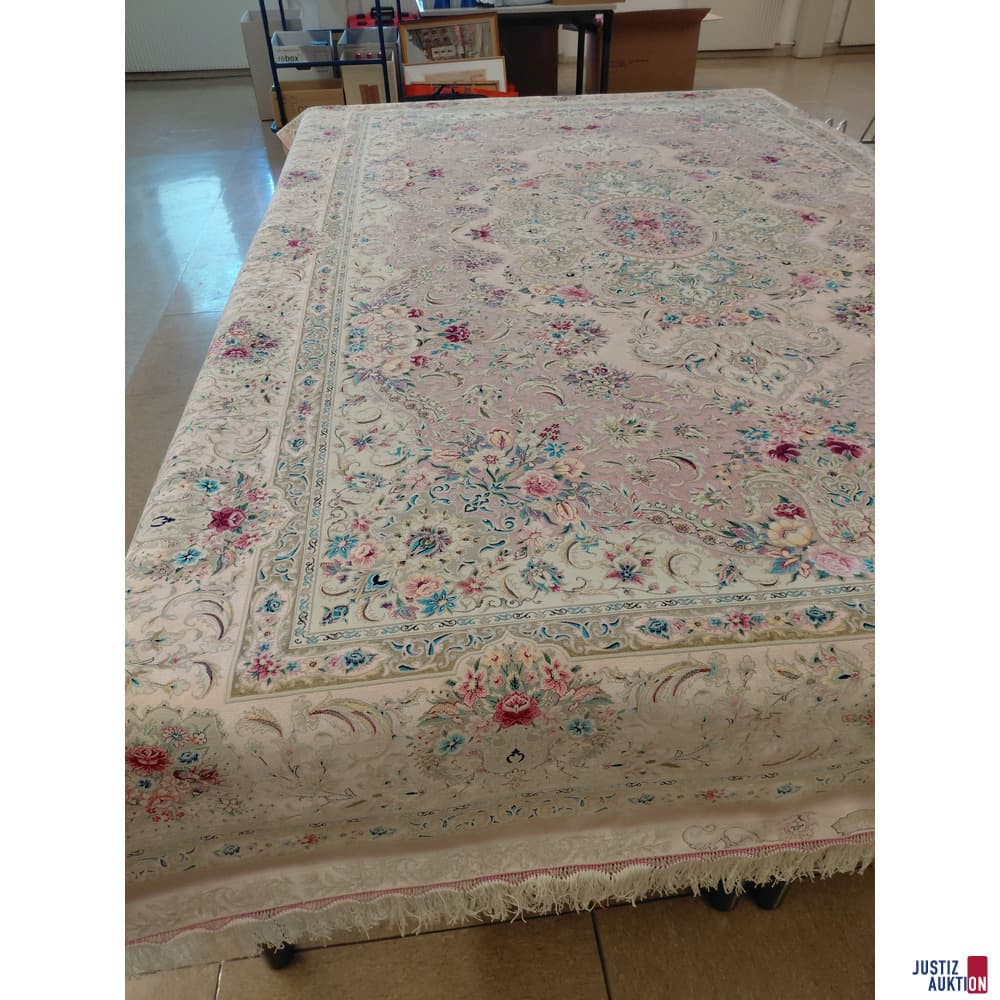 Machine carpet made of viscose