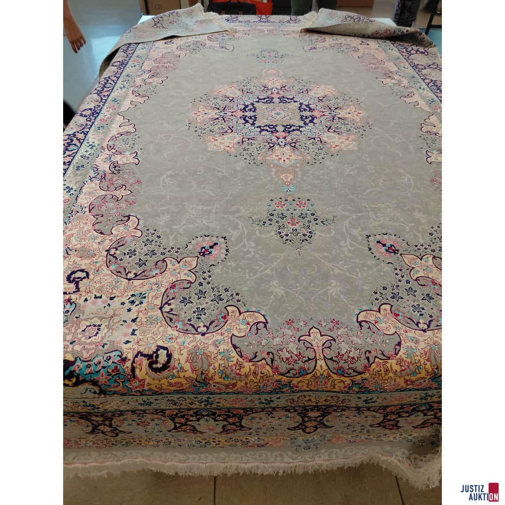Machine carpet made of viscose