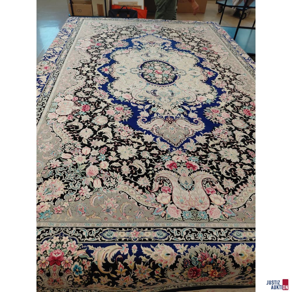 Machine carpet made of viscose