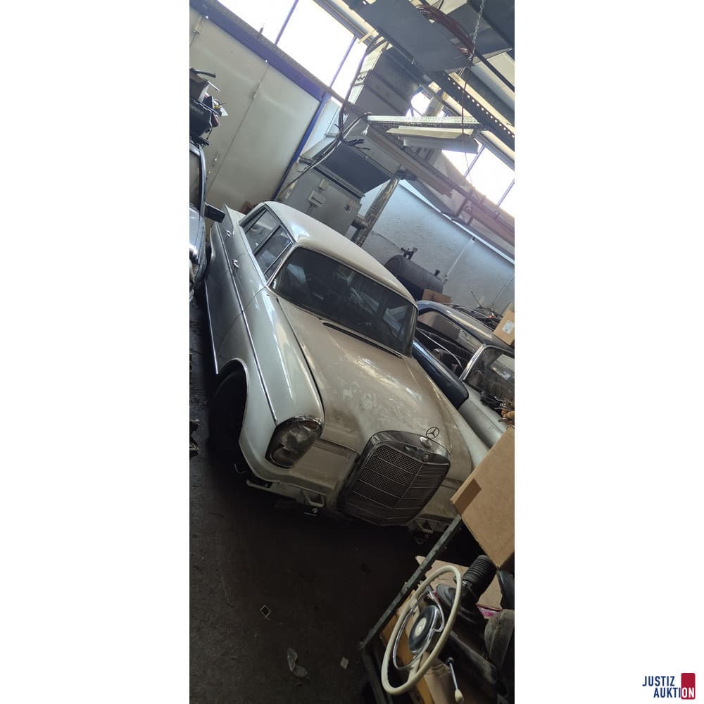 white Mercedes Benz 300 SE // Limousine