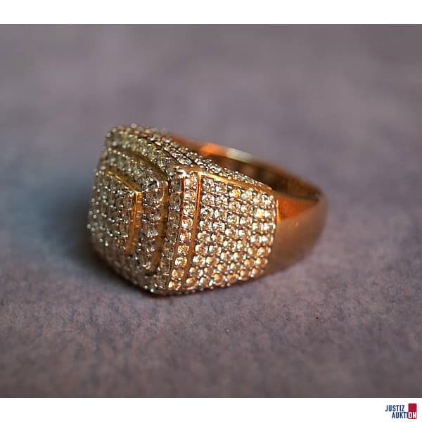 Ring with brilliant trim