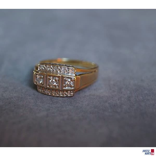 Ring with 3 Diamonds