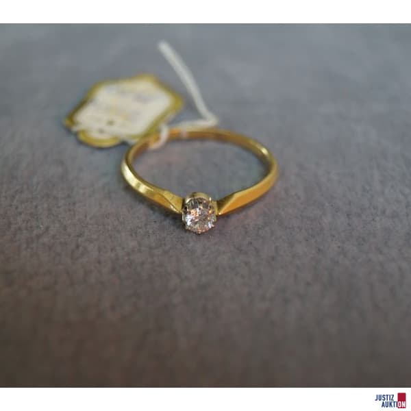 750 Gold Ring with Moissanite Stone
