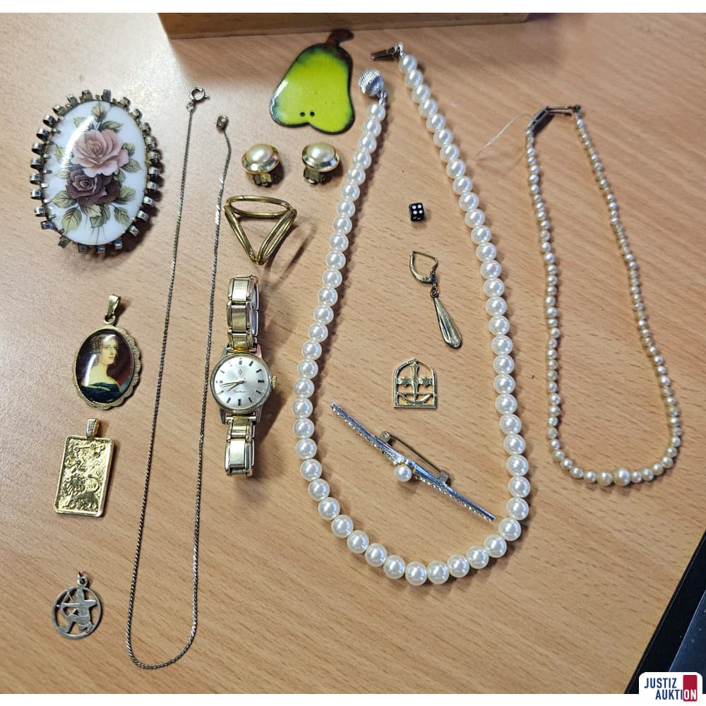 various jewellery (fashion jewellery)