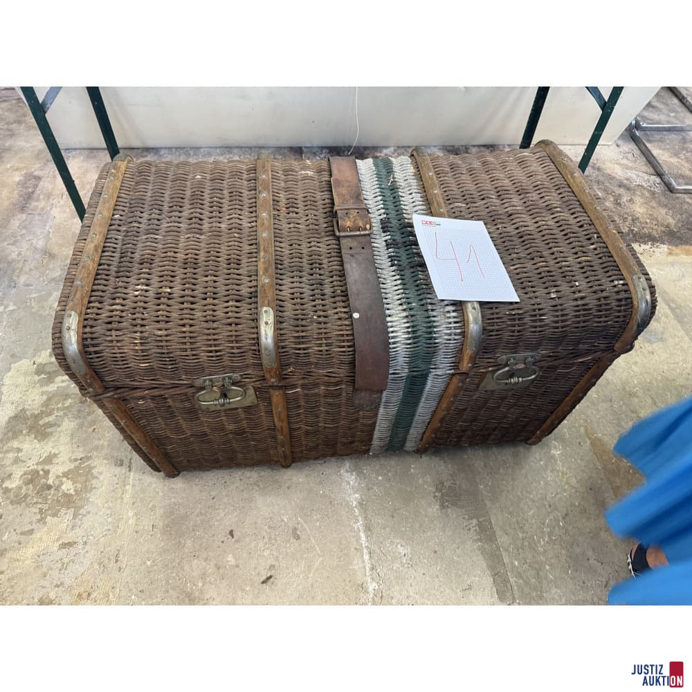 Überseekoffer aus Rattan mit Metallbeschläge