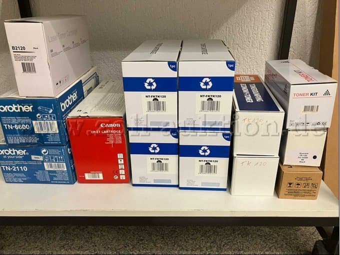 Toner cartridges of various manufacturers (unused in respective original cartons)